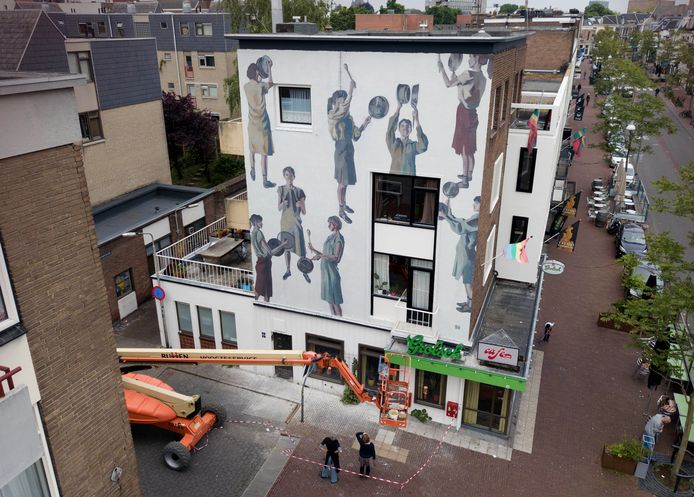 Nieuw kunstwerk op gevel eetcafé De Plak moet voer voor