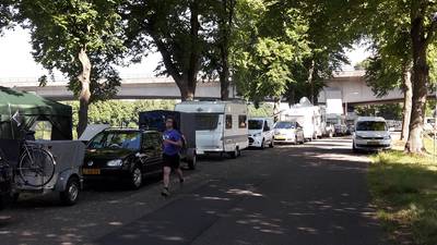 Lange rij van vroegkampeerders bij kanaal voor Vierdaagse