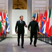 Macron nodigt Zelensky uit voor overleg in Parijs morgen • Russische aanval doodt tienermeisje in Oekraïne