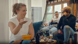 Jidse en Jorina 'roddelen' even over elkaar met hun vrienden