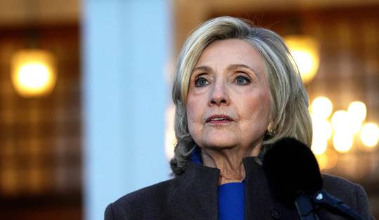 Clinton haalt in Epstein-verhoor uit naar Republikeinen: ‘Jullie dwingen mij om te getuigen om aandacht af te leiden van Trump’