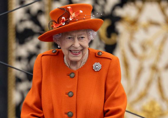 Queen Elizabeth laat zien hoe je deze herfstkleur draagt