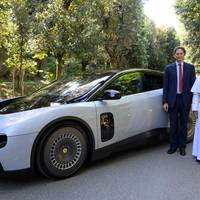 Ferrari’s eerste elektrische auto brengt recordbedrag van bijna 35 miljoen euro op ondanks kritiek