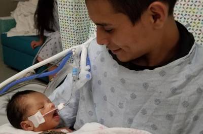 Baby die uit buik vermoorde moeder werd gesneden toch overleden