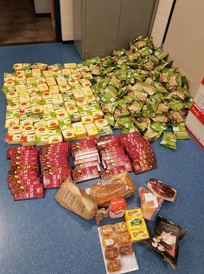 Winkeldief heeft tientallen stukken kaas en chocoladerepen in de auto