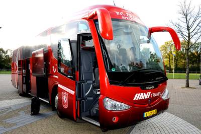 Spelersbus FC Twente rijdt leeg terug