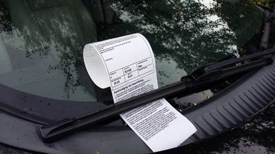 Man krijgt bekeuring en rijdt meteen handhaver bijna dood