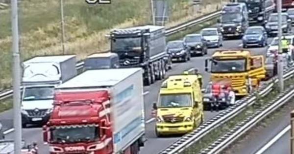 Vrachtauto in botsing met twee autos op A12 bij Duiven: file en rijstrook dicht.