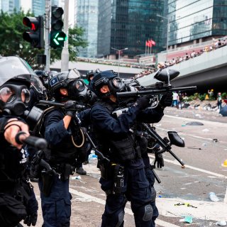 Massale protesten in Hongkong, politie gebruikt rubberen kogels om menigte uiteen te drijven