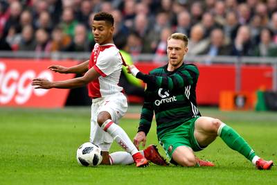 Schuldbewuste Jørgensen baalt van rood: 'Veltman deed alsof zijn enkel brak'