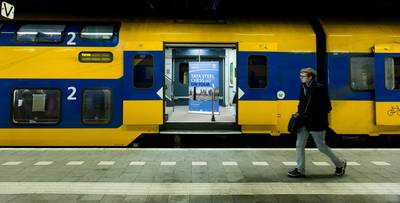Baby valt tussen perron en trein bij station Anna Paulowna