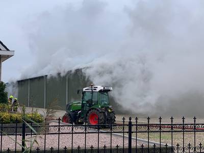 Zeer grote uitslaande brand in Hedelse loods, brandweer kan gebouw niet in