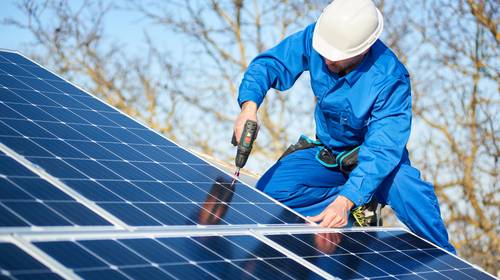 Een thuisbatterij, een zonneboiler of beter afwachten?