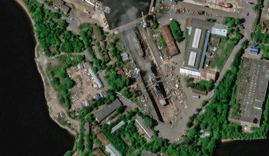 Satellietbeelden tonen schade in Sint-Petersburg na Oekraïense aanval • Frankrijk arresteert Russische kapitein in beslag genomen schip