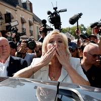 Le Pen pleitte ooit voor levenslange onverkiesbaarheid bij fraude. Nu wil ze zelf president worden na miljoenenfraude