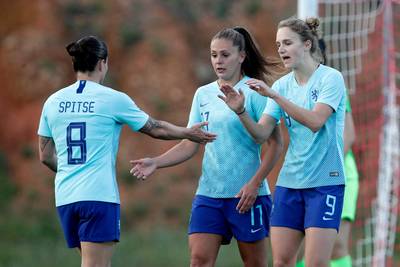 Martens en Spitse gehuldigd voorafgaand aan oefenduel in Arnhem