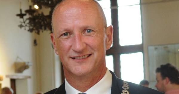 Van der Zwaag herbenoemd als burgemeester Veere | Zeeuws nieuws - PZC