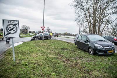 Wiel breekt af bij botsing tussen twee auto’s op Ellecomsedijk