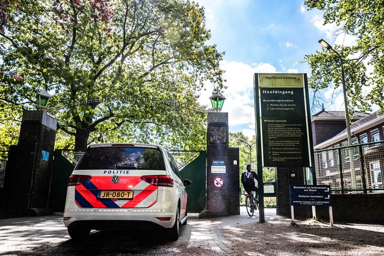 Hoe los je de onveilige situatie voor het personeel in azc's op? - Trouw