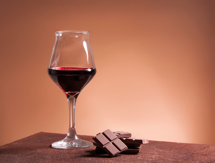 Zowel rode wijn als donkere chocolade beschermt tegen huidveroudering.
