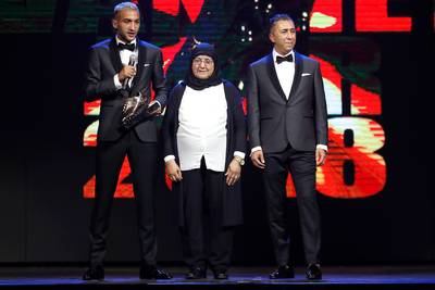 Ziyech verschijnt met moeder bij voetbalgala