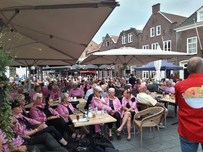 Lekker meezingen met Oudhollandse liedjes op de Markt in Gennep bij Van Eige Bojjum