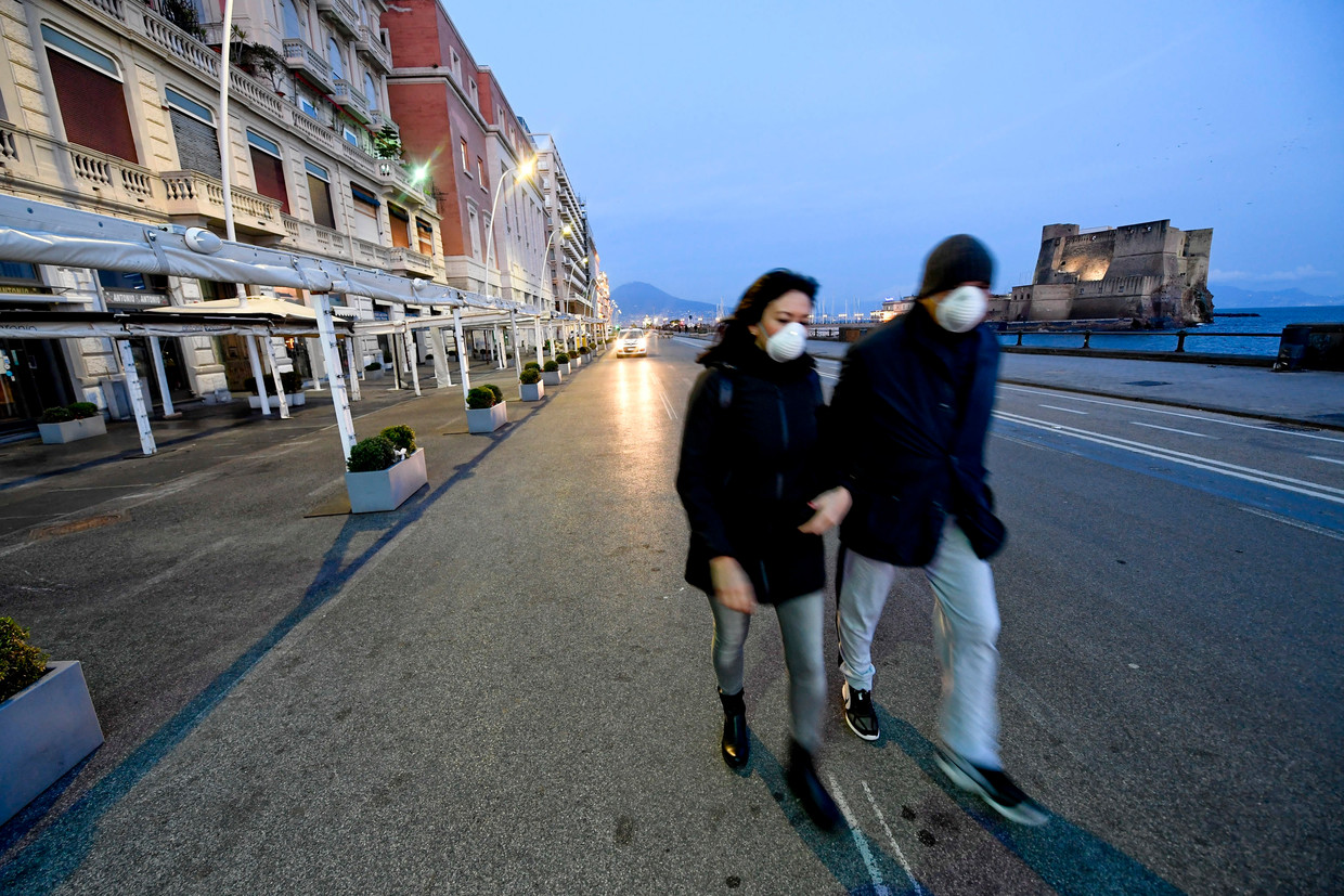 Bars en pizzeria’s in Napels zijn dinsdagavond gesloten vanwege de corona-epidemie.   Beeld EPA