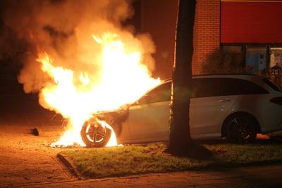 Mercedes zwaar beschadigd door brand in Tiel