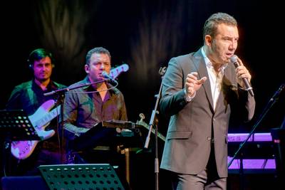 Turkse ster Ferhat Göçer op het podium in Arnhemse Parkzaal (maar wie kent hem...?)