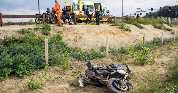 Motorrijder gewond bij ongeval op N348, motor over hek gelanceerd