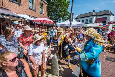 Geen grotere terrassen op Schoolfeestzondag in Goor: ‘Gooi er een beetje drank in en die 1,5 meter b