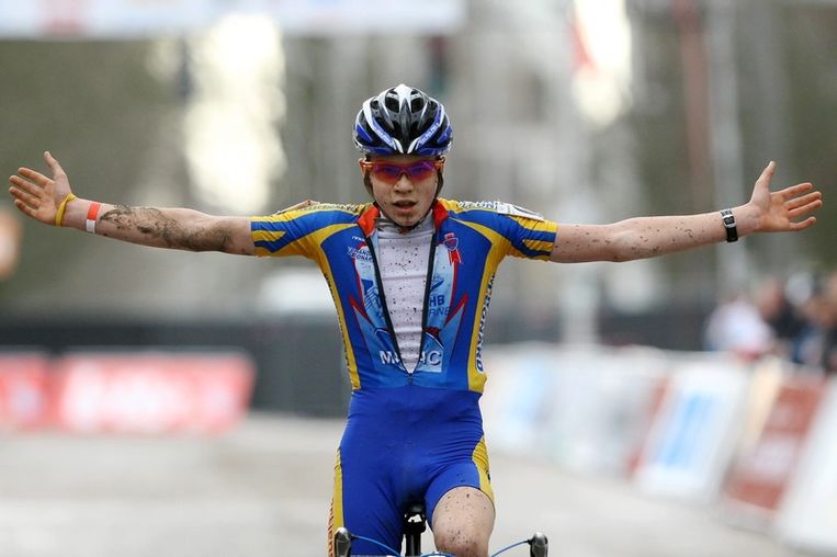 Nieuwelingen Stijn Caluwé en Quinten Hermans winnen BK veldrijden | De Morgen