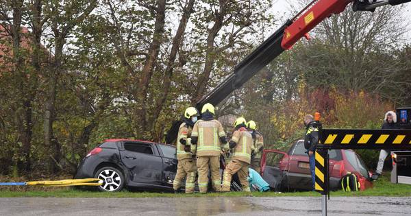Twee personen gewond bij botsing in Dreischor: één automobilist bekneld.