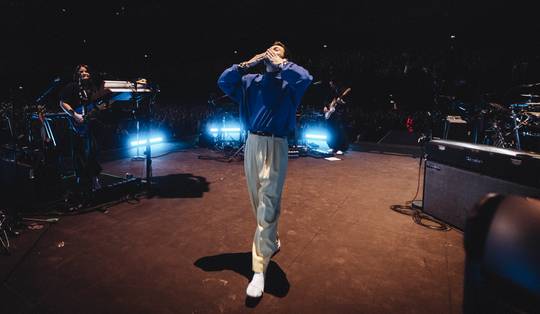 Harry Styles speelde in Manchester een concert zoals je een popster van zijn kaliber nog zelden ziet geven ★★★★★