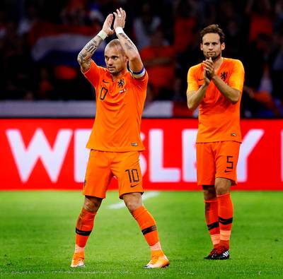 Sneijder zwaait onder ovationeel applaus af in Oranje