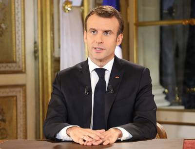Macron verhoogt minimumloon met 100 euro per maand na protesten gele hesjes