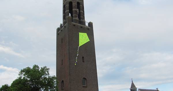 Levensgrote groengele vlieger symbool voor Communie en 65-jarig bestaan Sint Martinuskerk Velddriel