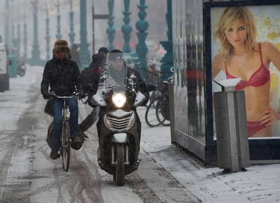 Grote gemeenten: milieuvervuilende snorfiets moet van fietspad