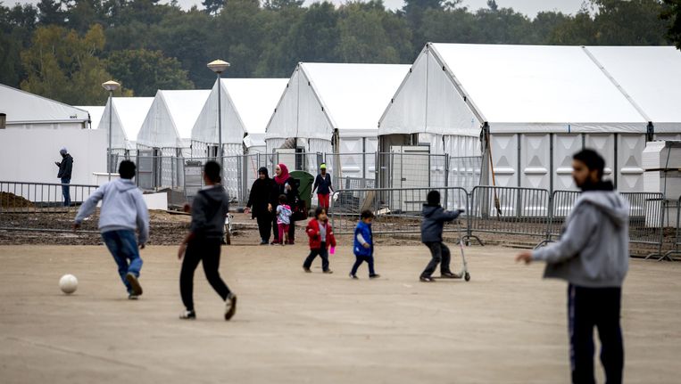 Het terrein met het tentenkamp dat dient als tijdelijke noodopvanglocatie voor 3000 vluchtelingen op het ruim 600 hectare tellende Heumensoord bij Nijmegen. Beeld anp