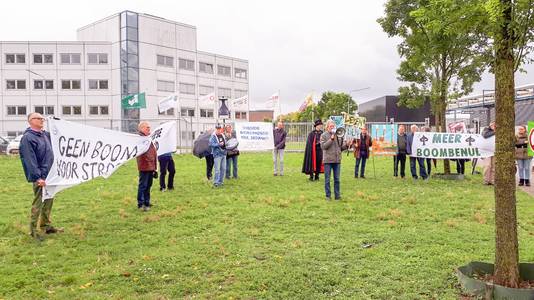 Protestactie bij Industriepark Kleefse Waard tegen een geplande biomassacentrale