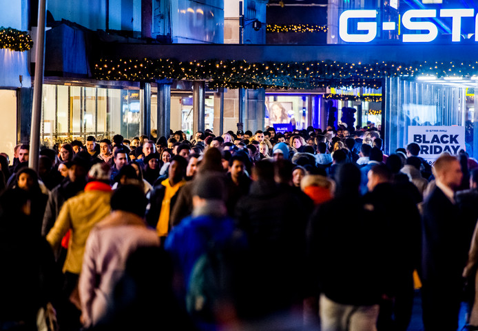 Drukte in het centrum van Rotterdam tijdens Black Friday.