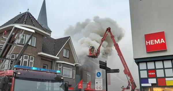 Veel rook bij hardnekkige uitslaande brand in winkelstraat Winterswijk.
