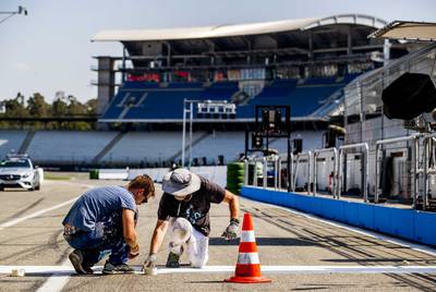 Bus sloopt startlichten op Hockenheim