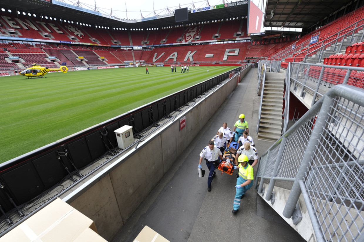 Zoeken naar slachtoffers in FC Twente-stadion gestaakt | Trouw