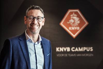 Van der Zee kritisch op BVO's: ‘Weinig focus en geld voor vrouwenvoetbal’