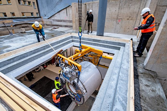 Onderdelen van de MR-Linac worden in de bunker van het Radboudumc gehesen.