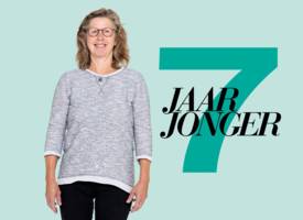Nina (57) zegt dag tegen haar halflange blond-grijze haren