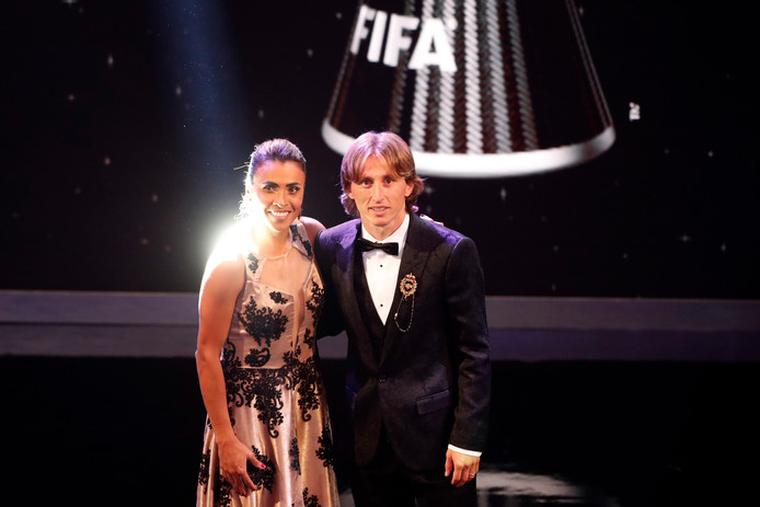 Marta, de beste voetbalster, met Luka Modric, die de prijs bij de mannen won.