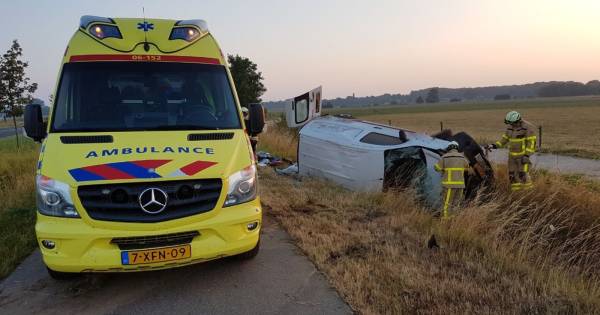 Bestelbus rijdt de sloot in: drie gewonden