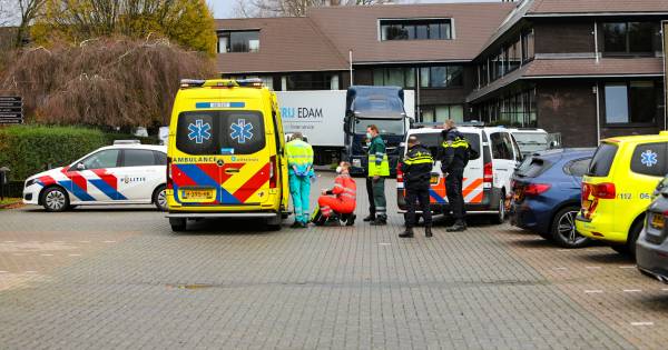Politie rukt uit voor gewonde bij Gelders hotel Van der Valk .